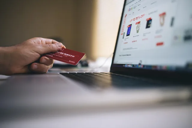 ecommerce, shopping, credit card, payment, money, laptop, computer, ecommerce, ecommerce, ecommerce, ecommerce, ecommerce, credit card, payment. Unterschied zwischen SaaS und Open Source im Schweizer E-Commerce