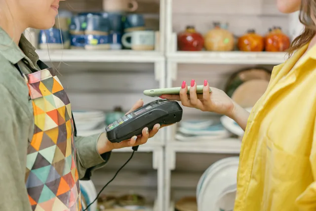 Pagamenti online in Svizzera: metodi e conformità: Il 52% degli acquisti online avviene da smartphone in Svizzera.; TWINT è il metodo di pagamento mobile più diffuso nel paese.; PostFinance Pay unisce carta e bonifico con autenticazione tramite app. Onlinezahlungen in der Schweiz: Methoden, Integration und Compliance